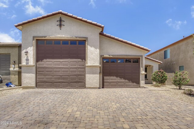 view of front facade featuring a garage