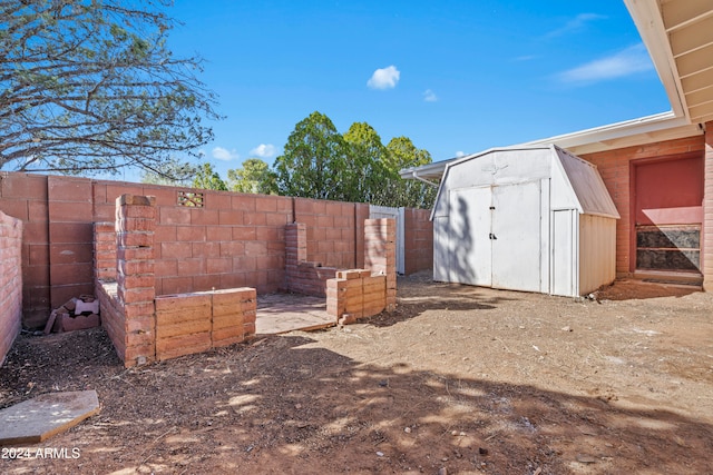 view of yard featuring a storage shed