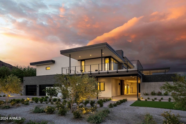 view of front of property with stucco siding and a balcony