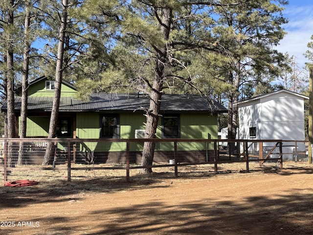 view of front of property featuring an outbuilding