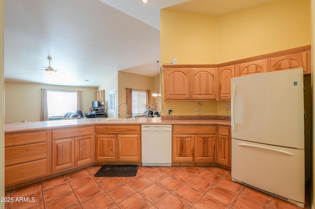 kitchen with white appliances, light tile patterned floors, sink, kitchen peninsula, and ceiling fan