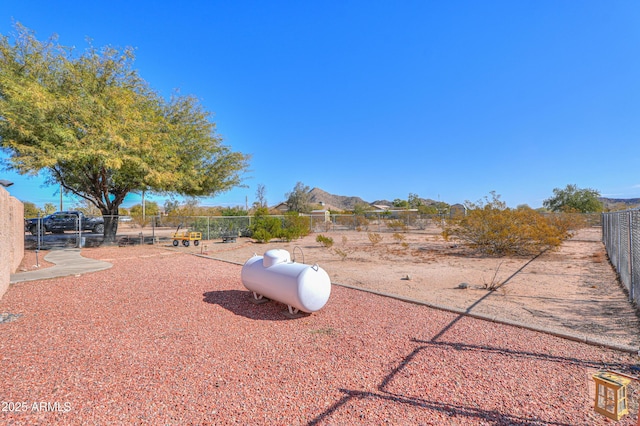 view of yard featuring a mountain view