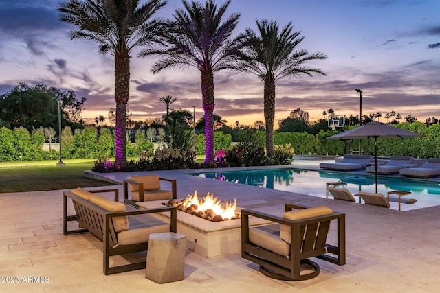9148 N 66th Pl, Paradise Valley, AZ 85253 - pool at dusk with a fire pit, an outdoor pool, and a patio area