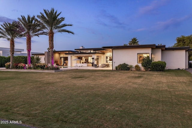 9148 N 66th Pl, Paradise Valley, AZ 85253 - view of front of property with stucco siding, a front yard, and a patio area