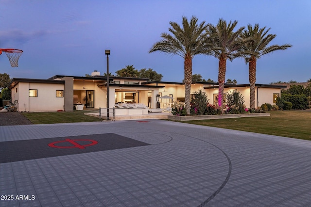9148 N 66th Pl, Paradise Valley, AZ 85253 - view of front of home featuring stucco siding, a front yard, and a patio