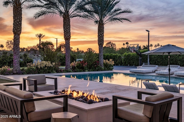 9148 N 66th Pl, Paradise Valley, AZ 85253 - swimming pool with an outdoor living space with a fire pit and a patio area