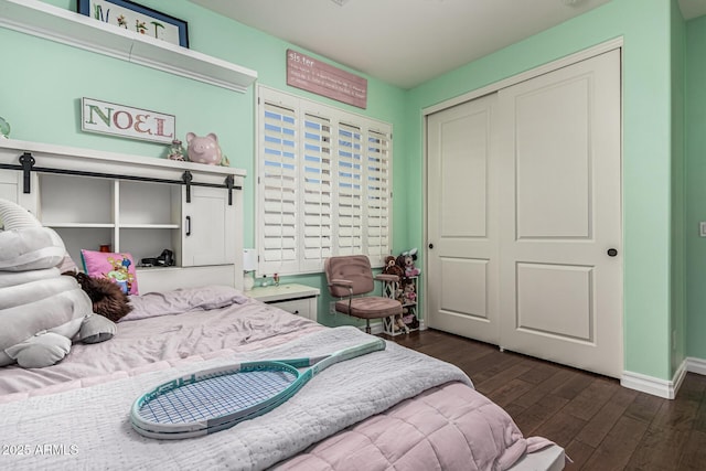 4463 S Oregon Ct, Chandler, AZ 85248 - bedroom with a closet, dark wood-style floors, a barn door, and baseboards