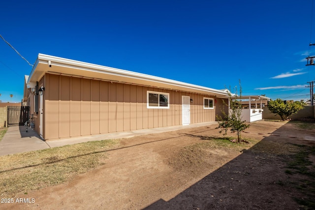 ranch-style house featuring fence