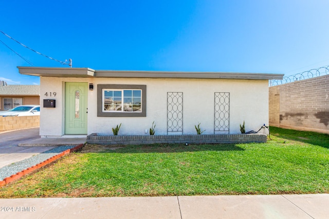 view of front of home with a front lawn