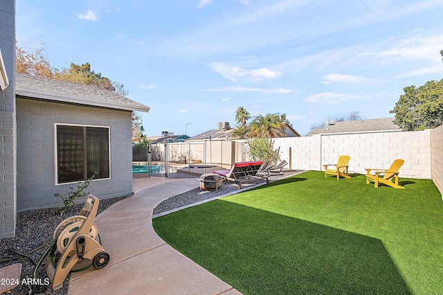 view of yard featuring a fenced in pool