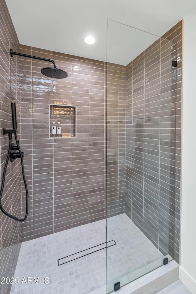 bathroom featuring a tile shower