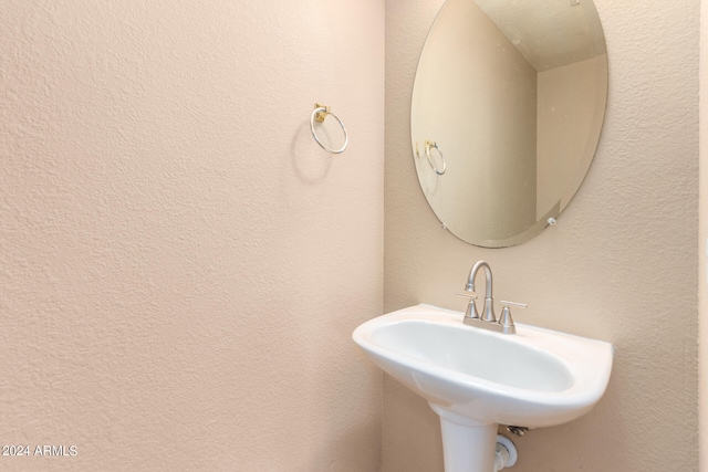 bathroom featuring sink