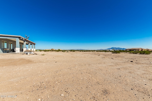 view of yard with a mountain view