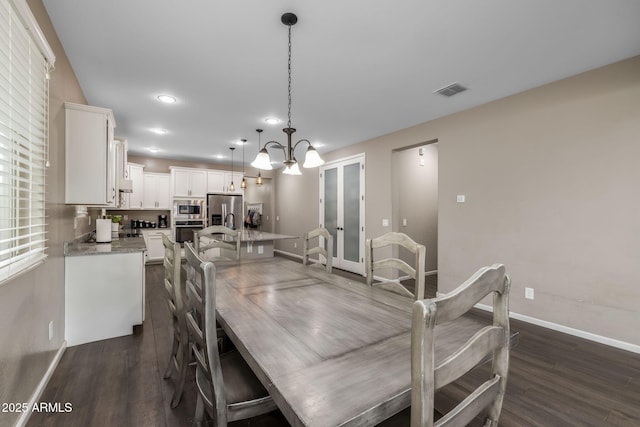 dining space featuring visible vents, recessed lighting, an inviting chandelier, baseboards, and dark wood-style flooring