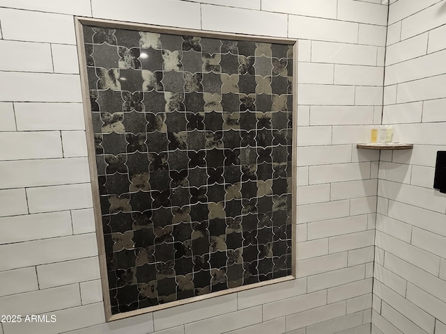 bathroom featuring tiled shower