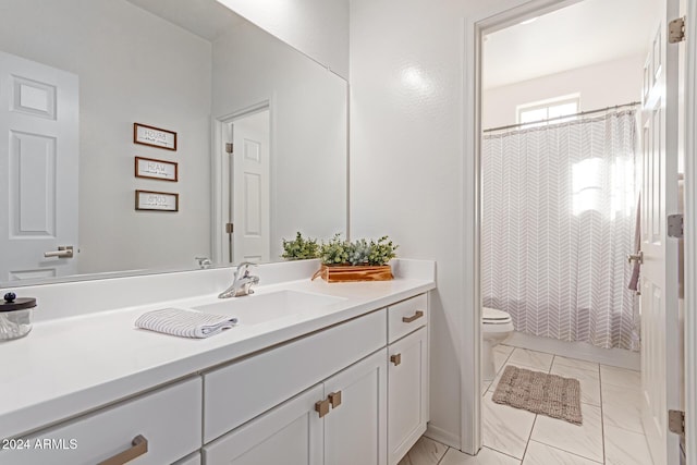 full bathroom with shower / bath combo with shower curtain, vanity, and toilet