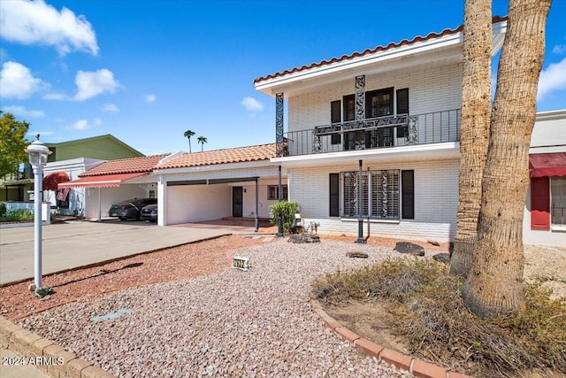 view of front of house with a balcony