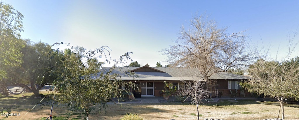 view of front facade featuring a front yard