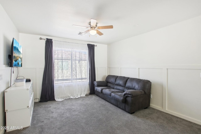 carpeted living room featuring ceiling fan