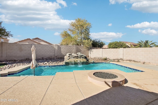 view of pool with pool water feature