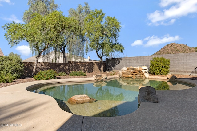 view of swimming pool