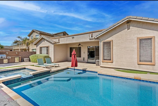 view of swimming pool with an in ground hot tub, a patio, and ceiling fan