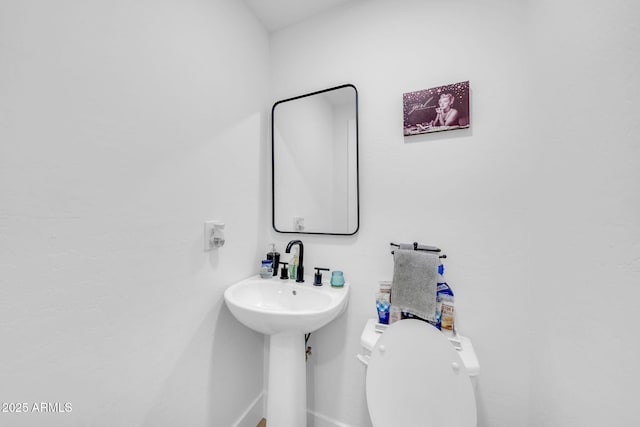 3034 N 39th St Unit 12, Phoenix, AZ 85018 - bathroom featuring baseboards and toilet