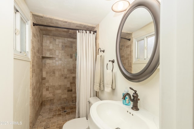 1445 W Wood Dr, Phoenix, AZ 85029 - bathroom featuring a sink, tiled shower, and toilet