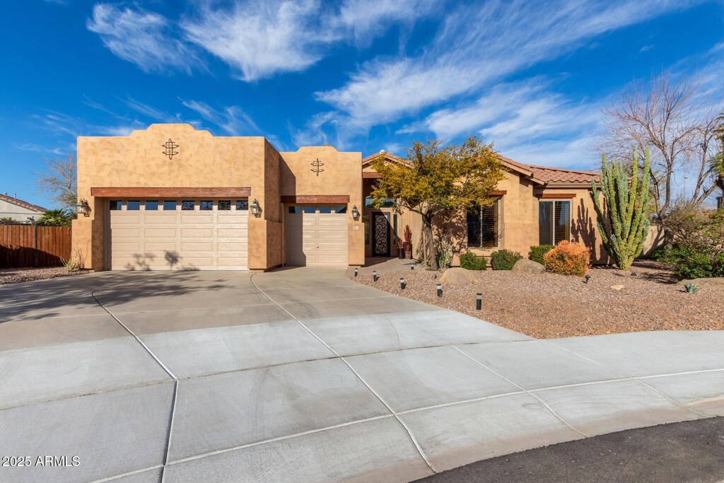 5215 S Monte Vista St, Chandler, AZ 85249 - southwest-style home with stucco siding, an attached garage, driveway, and fence