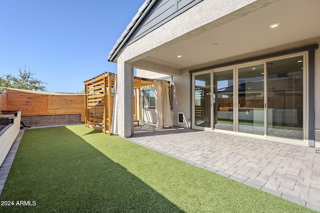 view of yard featuring a pergola and a patio area