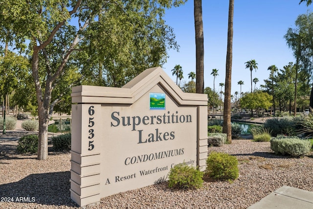 community sign featuring a water view