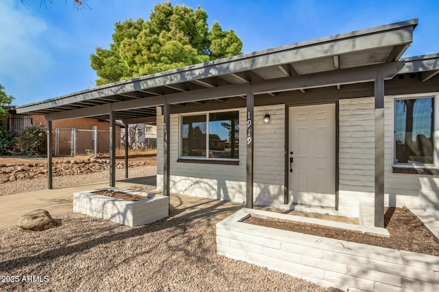 entrance to property with fence