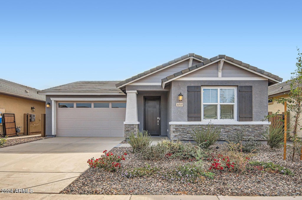 view of front facade featuring a garage