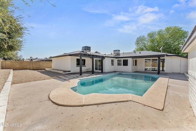 8419 N 51st Dr, Glendale, AZ 85302 - view of swimming pool with an outbuilding, a storage unit, a patio area, and a fenced backyard