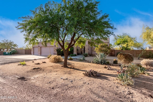 view of front of house with driveway and fence