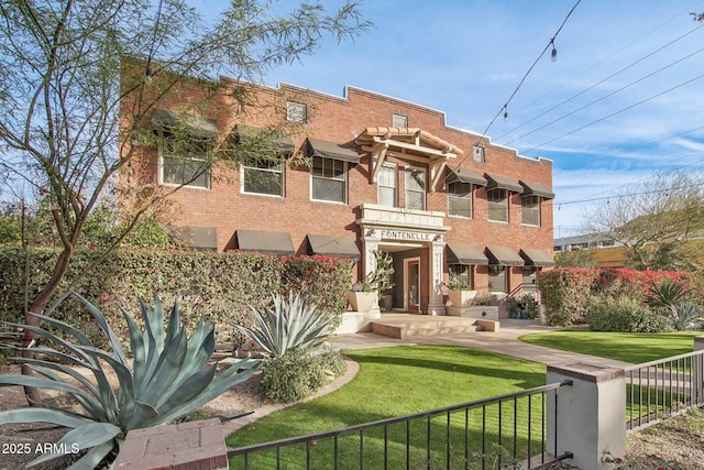 view of front facade featuring a front lawn