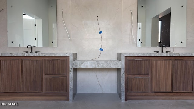 4644 E Indian Bend Rd, Paradise Valley, AZ 85253 - full bath with two vanities