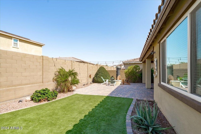 view of yard featuring a patio area