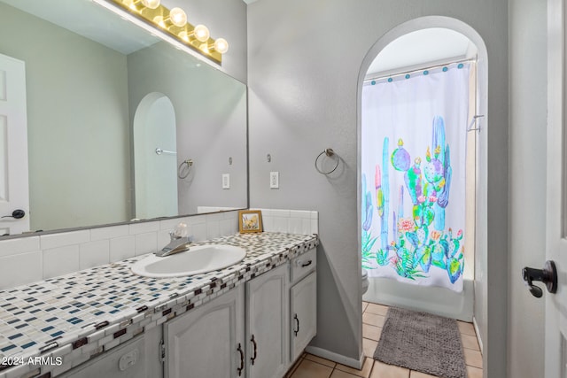 full bathroom with shower / bath combo with shower curtain, toilet, tile flooring, backsplash, and large vanity