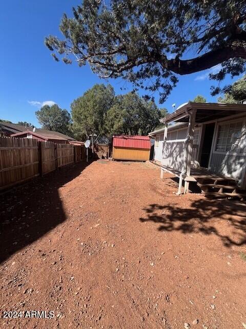 view of yard featuring a storage shed