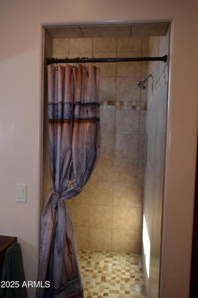 full bathroom featuring a tile shower