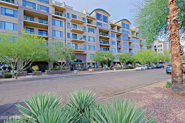 view of apartment building / complex