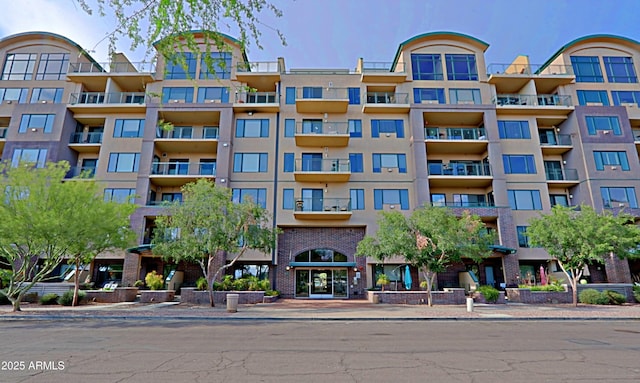 view of apartment building / complex
