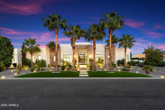 view of front of home featuring a lawn