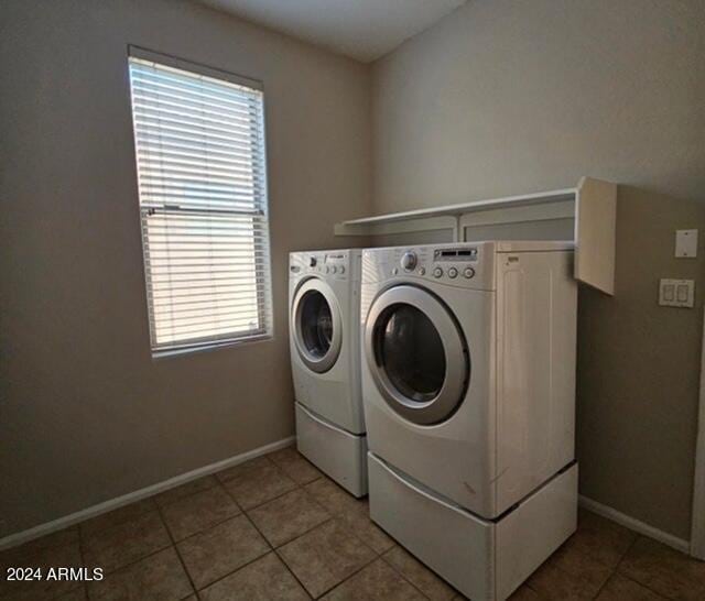 laundry room featuring tile patterned flooring and independent washer and dryer