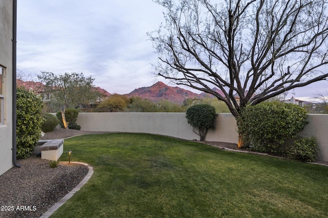 view of yard featuring a mountain view