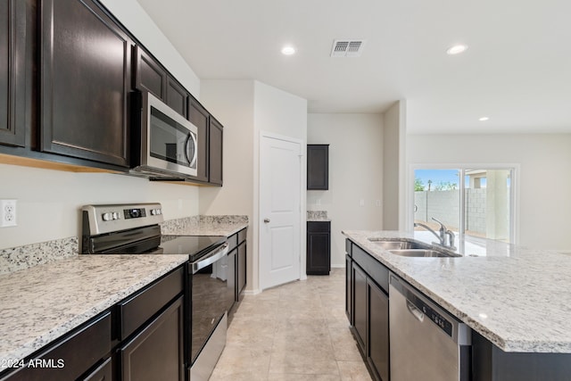 kitchen featuring visible vents, a kitchen island with sink, stainless steel appliances, a sink, and recessed lighting