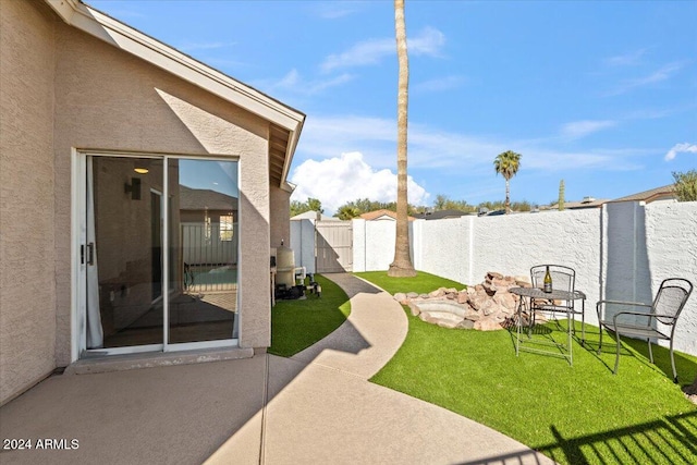 view of yard with a patio