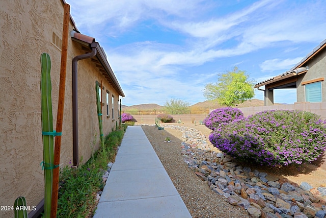 view of yard with a mountain view