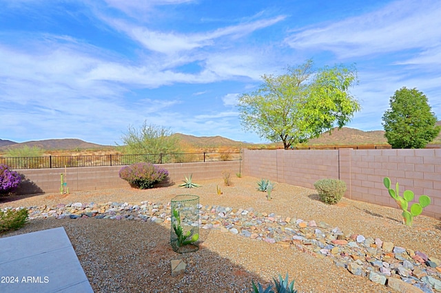 view of yard featuring a mountain view